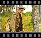 Riksspelmannen Björn Ståbi spelar huvudrollen som en legendarisk skogsluffare i dokumentärspelet Kalle Kamrat.